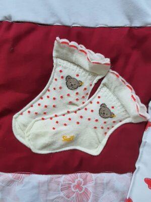 die ersten kleinen Söckchen werden z.B. auf die Erinnerungsdecke appliziert