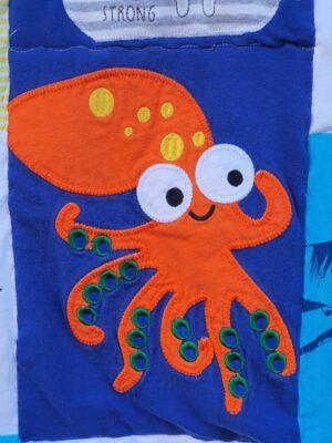 besondere Motive der Baby- oder Kinderkleidung werden in der Patchworkdecke erhalten