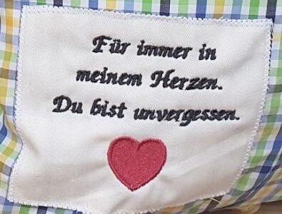 individuelle Widmung gestickt auf einem Quiltlabel, das auf einem Projekt appliziert wird.