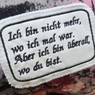 individuelle Widmung gestickt auf einem Quiltlabel, das auf einem Projekt appliziert wird.