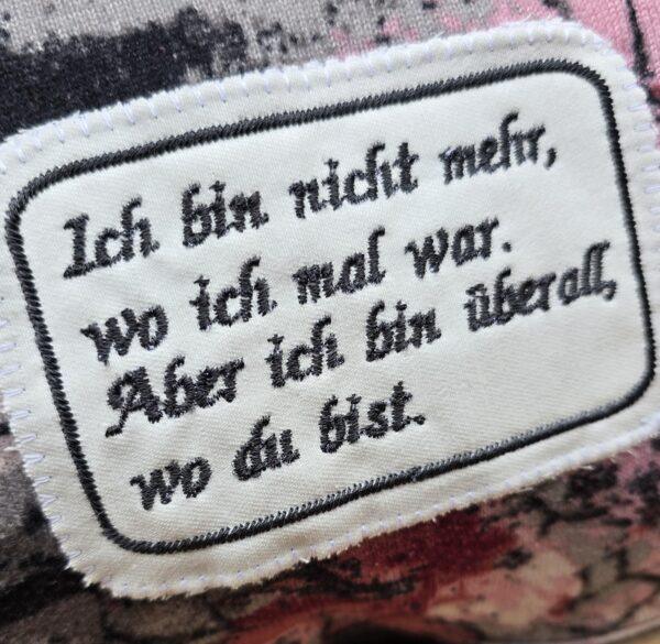 individuelle Widmung gestickt auf einem Quiltlabel, das auf einem Projekt appliziert wird.