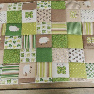 GLÜCKSKLEE Decke aus robustem Mischgewebe in Leinenoptik, abgesteppt, watteriert und mit weichem Fleece auf der Rückseite.