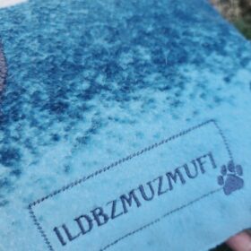 Aus Hundedecke genähtes Haustier Erinnerungskissen mit kleiner Bestickung