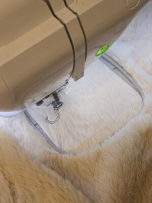 Name wird eingestickt auf das Haustier Erinnerungskissen