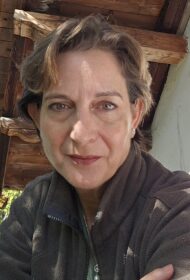 das bin ich, Nicole Mundigl mit 54 Jahren im Jahre 2024 auf meinem Balkon in Oderding. 