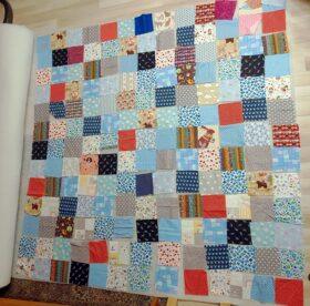 Jede DouDou Patchworkdecke wird vorgelegt und abgestimmt