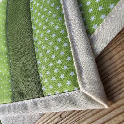 Tassenuntersetzer in Patchworkarbeit, bestickt mit einer Biene und