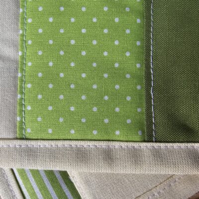 Tassenuntersetzer in Patchworkarbeit, bestickt mit einer Biene und "bee happy". 15 x 30 cm Größe, Mitbringsel und Geschenkidee für Honigliebhaber