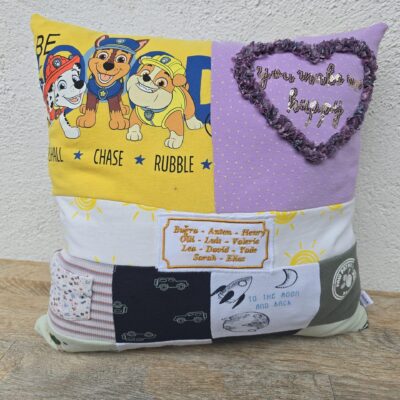 Erinnerungskissen genäht aus Babykleidung in 20 x 20 cm großen Patches