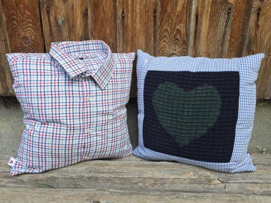 Erinnerungskissen genäht aus einem Hemd, einem Pullover und Kleidung Verstorbener