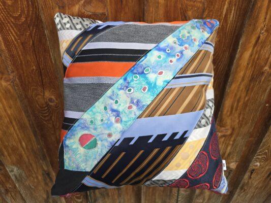 Erinnerungskissen genäht aus Krawatten als Krawattenkissen