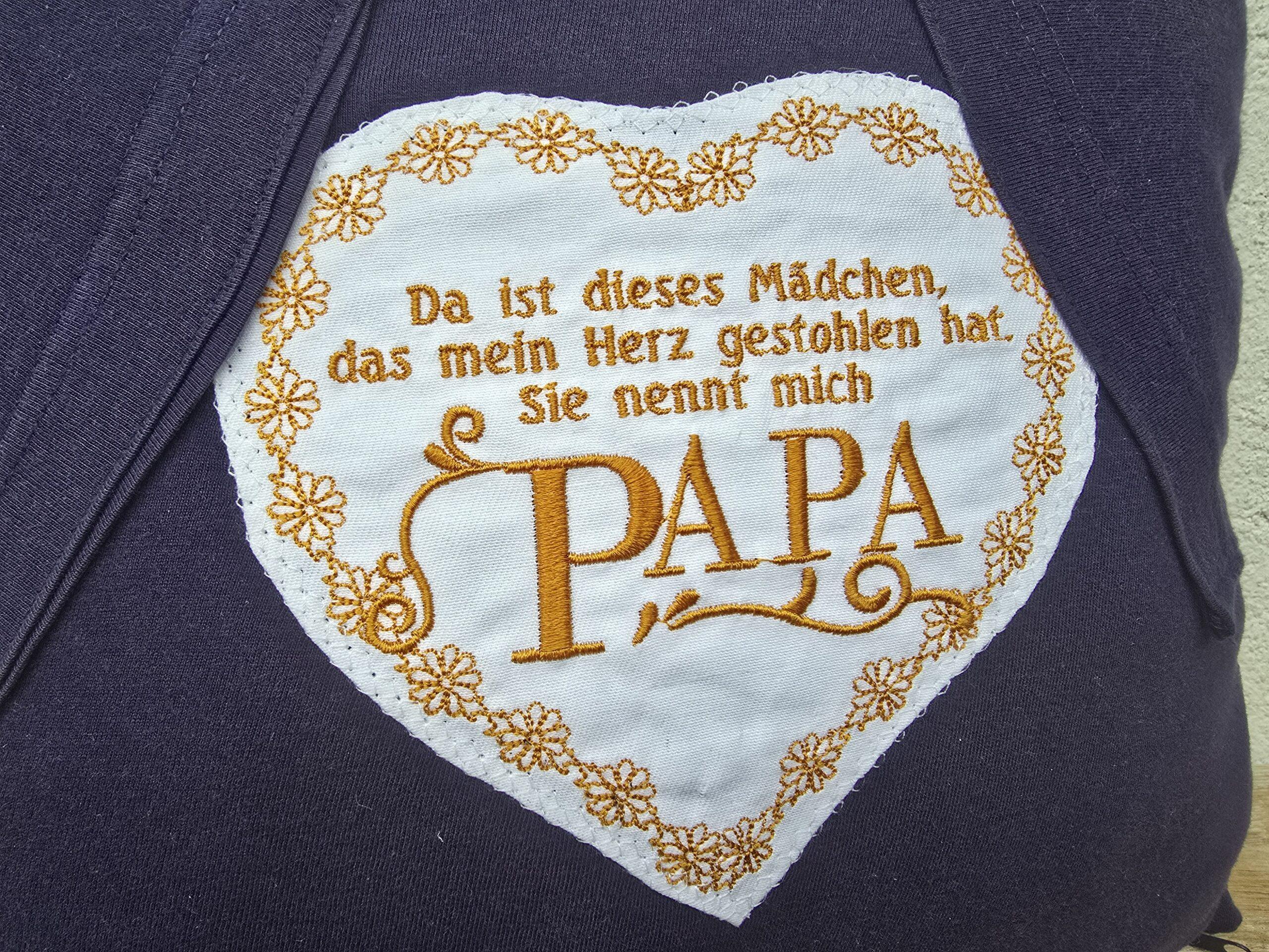 Bestickter Quilt-Label mit Text "Da ist dieses Mädchen, das mein Herz gestohlen hat. Sie nennt mich Papa." genäht auf einem individuellen Kissenbezug