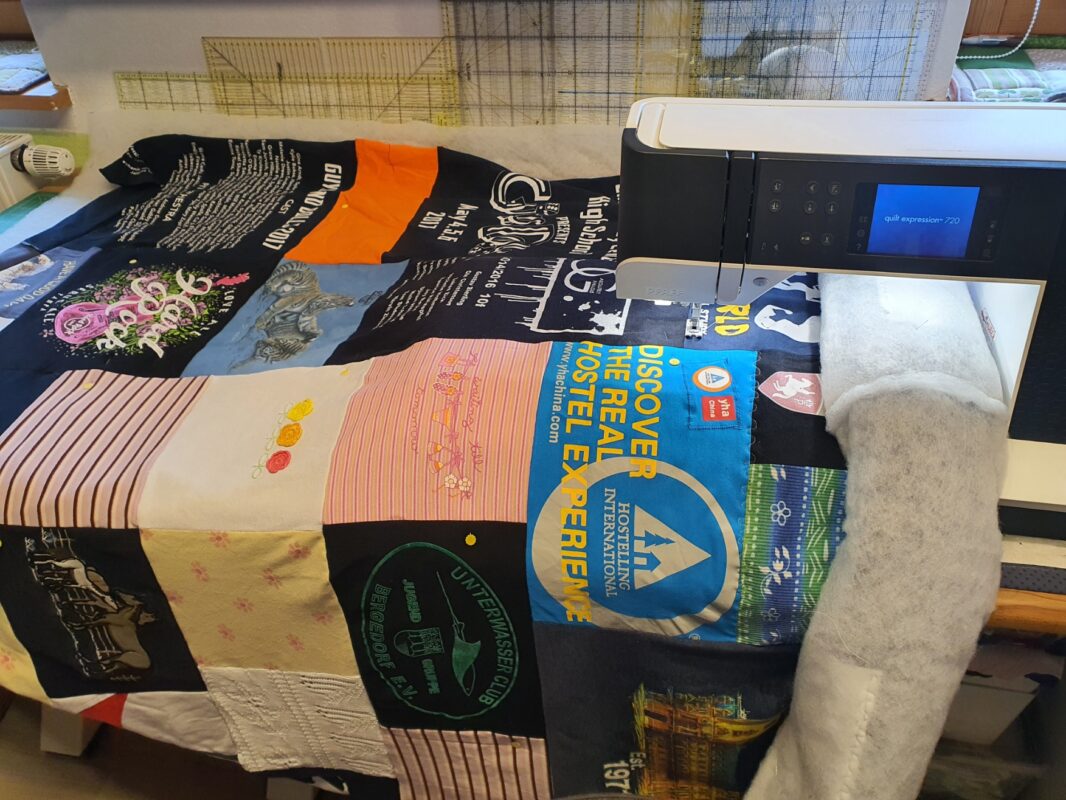 ich nähe deine Patchworkdecke aus Trikots, Sporttrikots und T-Shirts und lege Wert auf den Erhalt von individuellen Logos, Emblemen und unikaten Bestandteilen. Keine Massenanfertigung oder Akkordarbeit - jede Decke wird in Ruhe und mit Geduld individuell genäht.