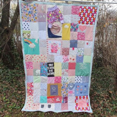 Erinnerungsdecke aus Babykleidung