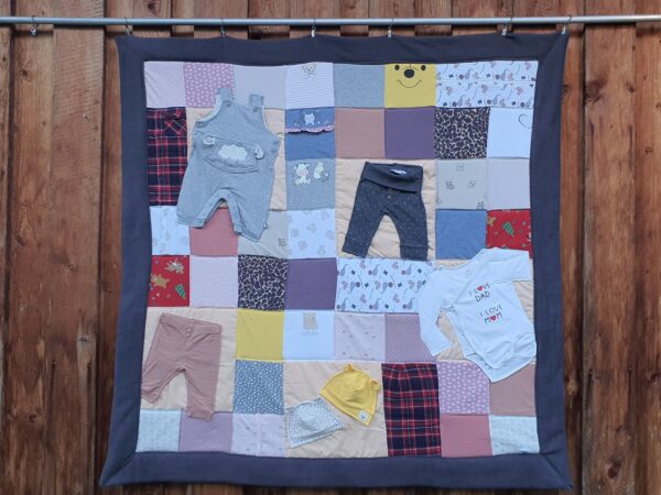 Erinnerungsdecke aus Baby- und Kinderkleidung – Bild 11