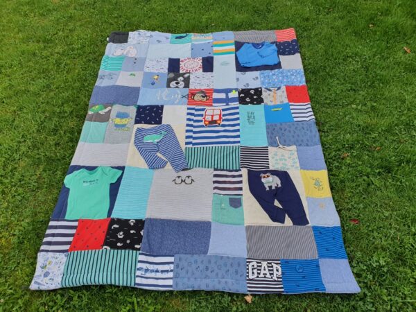 Erinnerungsdecke aus Baby- und Kinderkleidung – Bild 18
