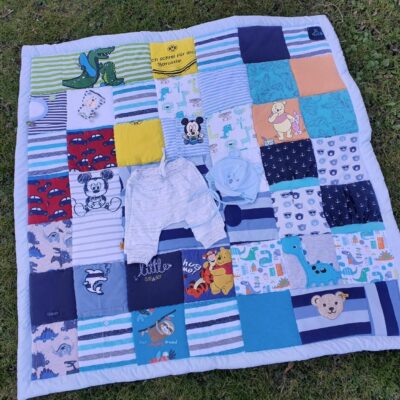 Erinnerungsdecke aus Baby- Kinderkleidung – Bild 28