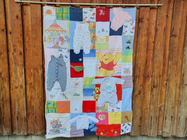 Erinnerungsdecke aus Baby- und Kinderkleidung – Bild 17