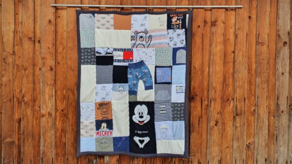 Erinnerungsdecke aus Baby- und Kinderkleidung – Bild 9