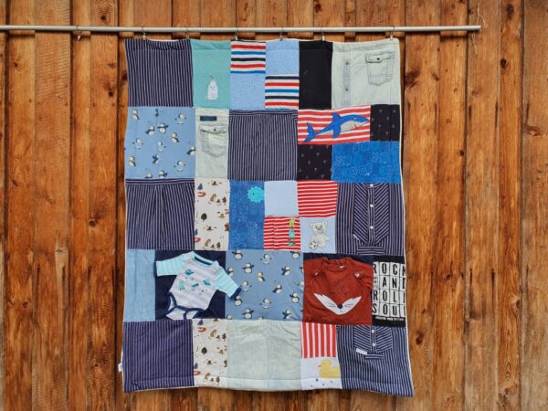 Erinnerungsdecke aus Baby- und Kinderkleidung – Bild 19