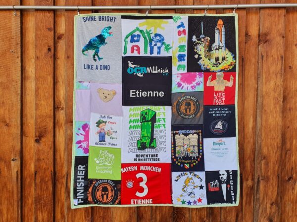 Erinnerungsdecke aus Baby- und Kinderkleidung – Bild 10