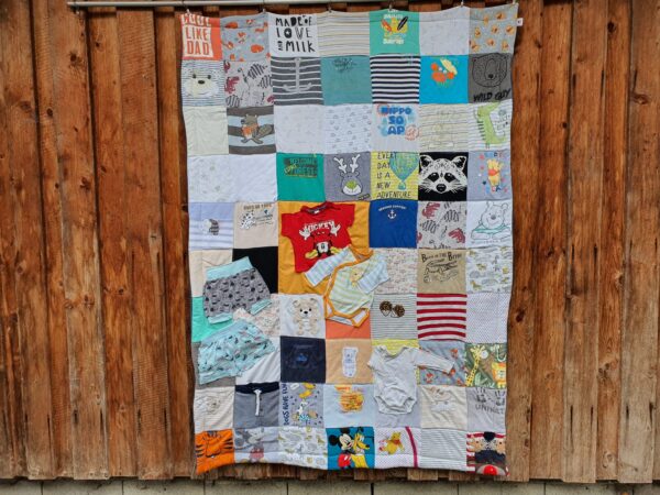 Erinnerungsdecke aus Baby- und Kinderkleidung – Bild 21