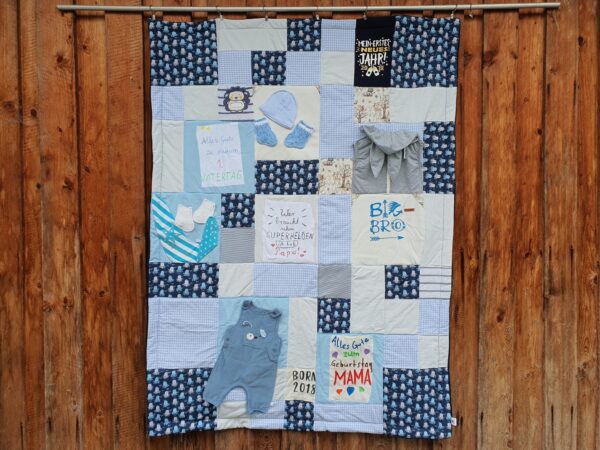 Erinnerungsdecke aus Baby- und Kinderkleidung