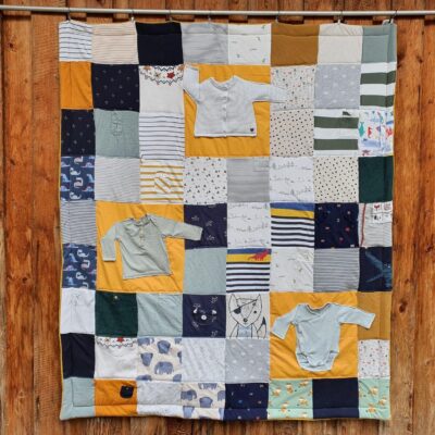 Erinnerungsdecke aus Baby- Kinderkleidung – Bild 25