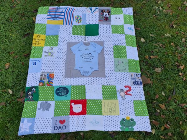 Erinnerungsdecke aus Baby- und Kinderkleidung – Bild 8