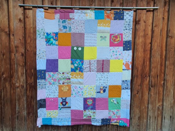 Erinnerungsdecke aus Baby- und Kinderkleidung – Bild 13