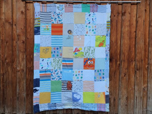 Erinnerungsdecke aus Baby- und Kinderkleidung – Bild 12