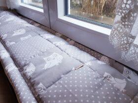 Ich nähe Polster, Unterlagen und vor allem Fensterbankkissen in vielen Wunschgrößen und Wunschlängen zentimetergenau und passgenau aus dem Stoff deiner Wahl.