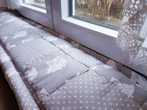 Ich nähe Polster, Unterlagen und vor allem Fensterbankkissen in vielen Wunschgrößen und Wunschlängen zentimetergenau und passgenau aus dem Stoff deiner Wahl.