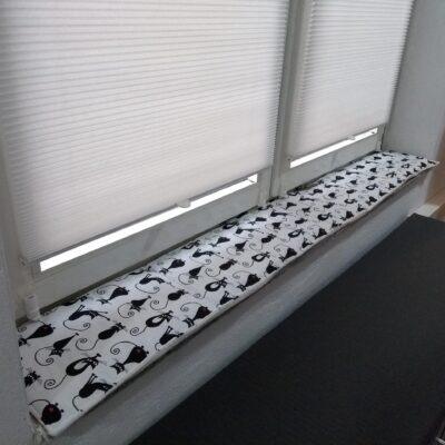 Ich nähe Polster, Unterlagen und vor allem Fensterbankkissen in vielen Wunschgrößen und Wunschlängen zentimetergenau und passgenau aus dem Stoff deiner Wahl.