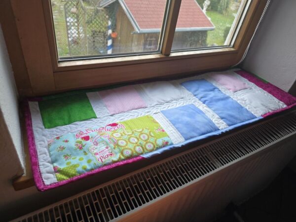 👑Luxus für die Katze - handmade Patchwork Fensterbankauflagen aus frischen Frühlingsfarben. Echte Patchworkarbeit mit freihand Quiltnähten
