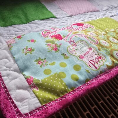 👑Luxus für die Katze - handmade Patchwork Fensterbankauflagen aus frischen Frühlingsfarben. Echte Patchworkarbeit mit freihand Quiltnähten