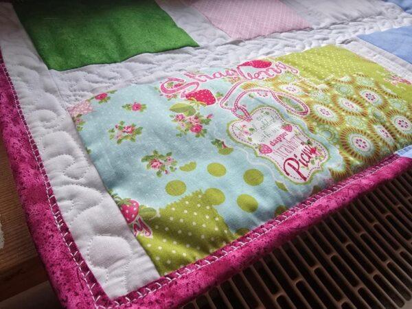 👑Luxus für die Katze - handmade Patchwork Fensterbankauflagen aus frischen Frühlingsfarben. Echte Patchworkarbeit mit freihand Quiltnähten