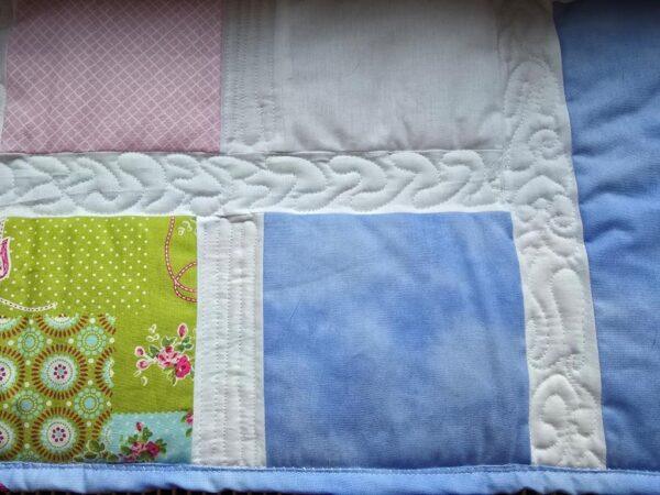 👑Luxus für die Katze - handmade Patchwork Fensterbankauflagen aus frischen Frühlingsfarben. Echte Patchworkarbeit mit freihand Quiltnähten