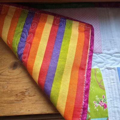 👑Luxus für die Katze - handmade Patchwork Fensterbankauflagen aus frischen Frühlingsfarben. Echte Patchworkarbeit mit freihand Quiltnähten