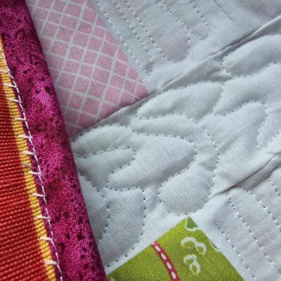 👑Luxus für die Katze - handmade Patchwork Fensterbankauflagen aus frischen Frühlingsfarben. Echte Patchworkarbeit mit freihand Quiltnähten