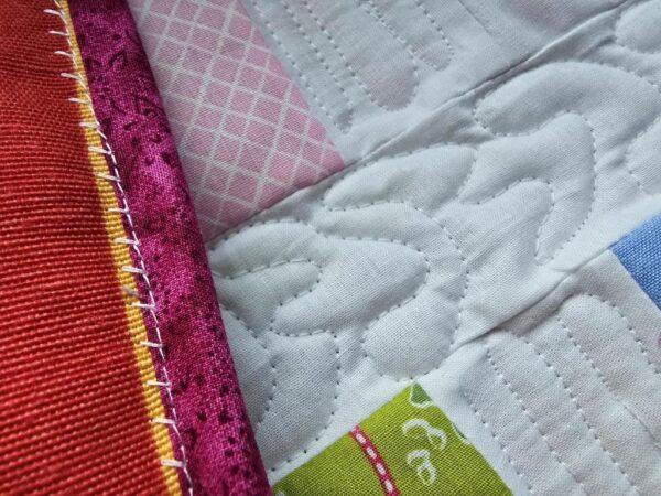 👑Luxus für die Katze - handmade Patchwork Fensterbankauflagen aus frischen Frühlingsfarben. Echte Patchworkarbeit mit freihand Quiltnähten