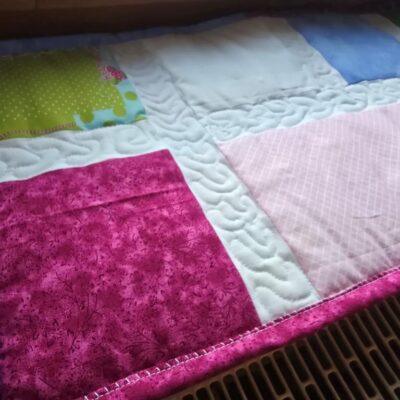 👑Luxus für die Katze - handmade Patchwork Fensterbankauflagen aus frischen Frühlingsfarben. Echte Patchworkarbeit mit freihand Quiltnähten