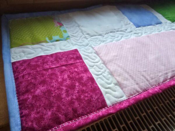 👑Luxus für die Katze - handmade Patchwork Fensterbankauflagen aus frischen Frühlingsfarben. Echte Patchworkarbeit mit freihand Quiltnähten