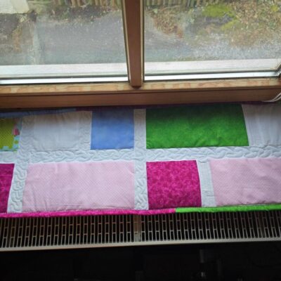 👑Luxus für die Katze - handmade Patchwork Fensterbankauflagen aus frischen Frühlingsfarben. Echte Patchworkarbeit mit freihand Quiltnähten