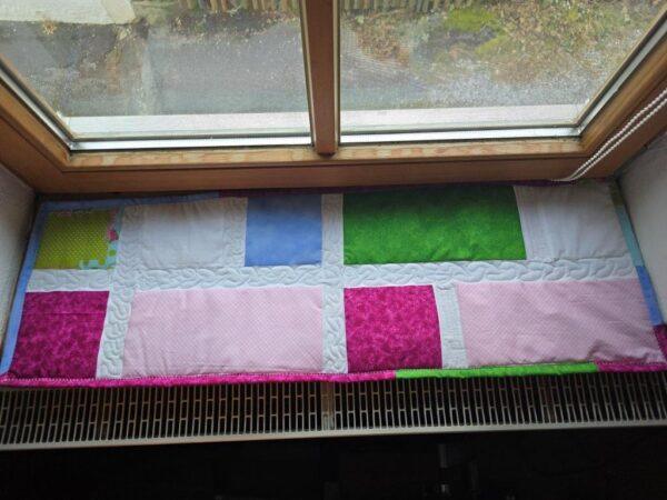 👑Luxus für die Katze - handmade Patchwork Fensterbankauflagen aus frischen Frühlingsfarben. Echte Patchworkarbeit mit freihand Quiltnähten