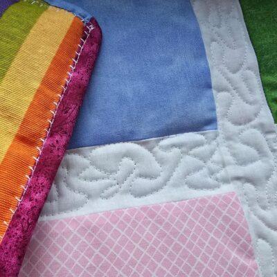 👑Luxus für die Katze - handmade Patchwork Fensterbankauflagen aus frischen Frühlingsfarben. Echte Patchworkarbeit mit freihand Quiltnähten