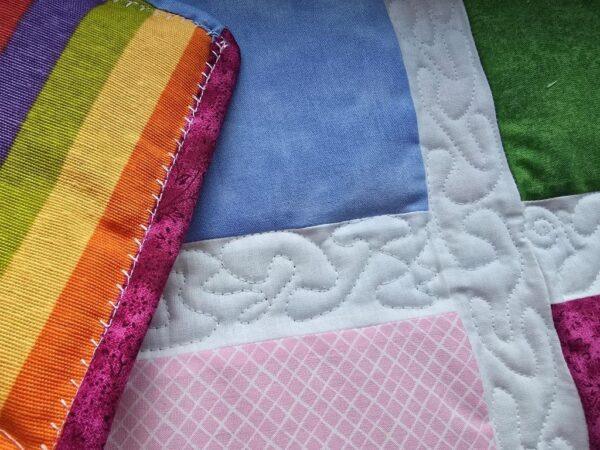 👑Luxus für die Katze - handmade Patchwork Fensterbankauflagen aus frischen Frühlingsfarben. Echte Patchworkarbeit mit freihand Quiltnähten