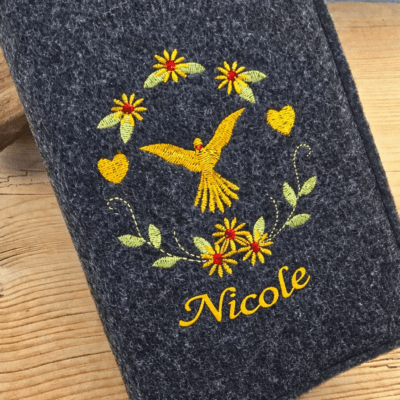 Gotteslobhülle aus Filz bestickt mit einer weißen Friedenstaube