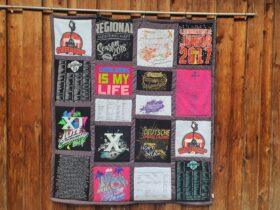 T-Shirtdecke als Patchworkdecke nähen lassen aus geliebten T-Shirts, College Shirts, Souvenir T-Shirts, Band T-Shirts und Sporttrikots.