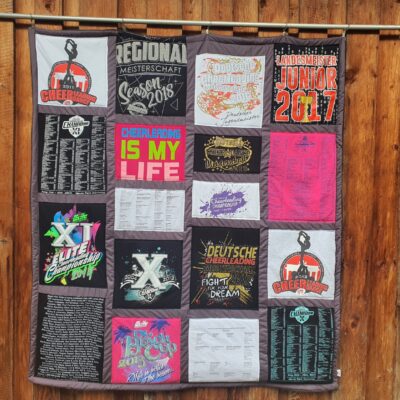 T-Shirtdecke als Patchworkdecke nähen lassen aus geliebten T-Shirts, College Shirts, Souvenir T-Shirts, Band T-Shirts und Sporttrikots.